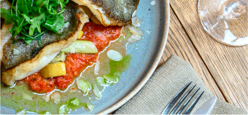 Gerecht met tomaat en rucola